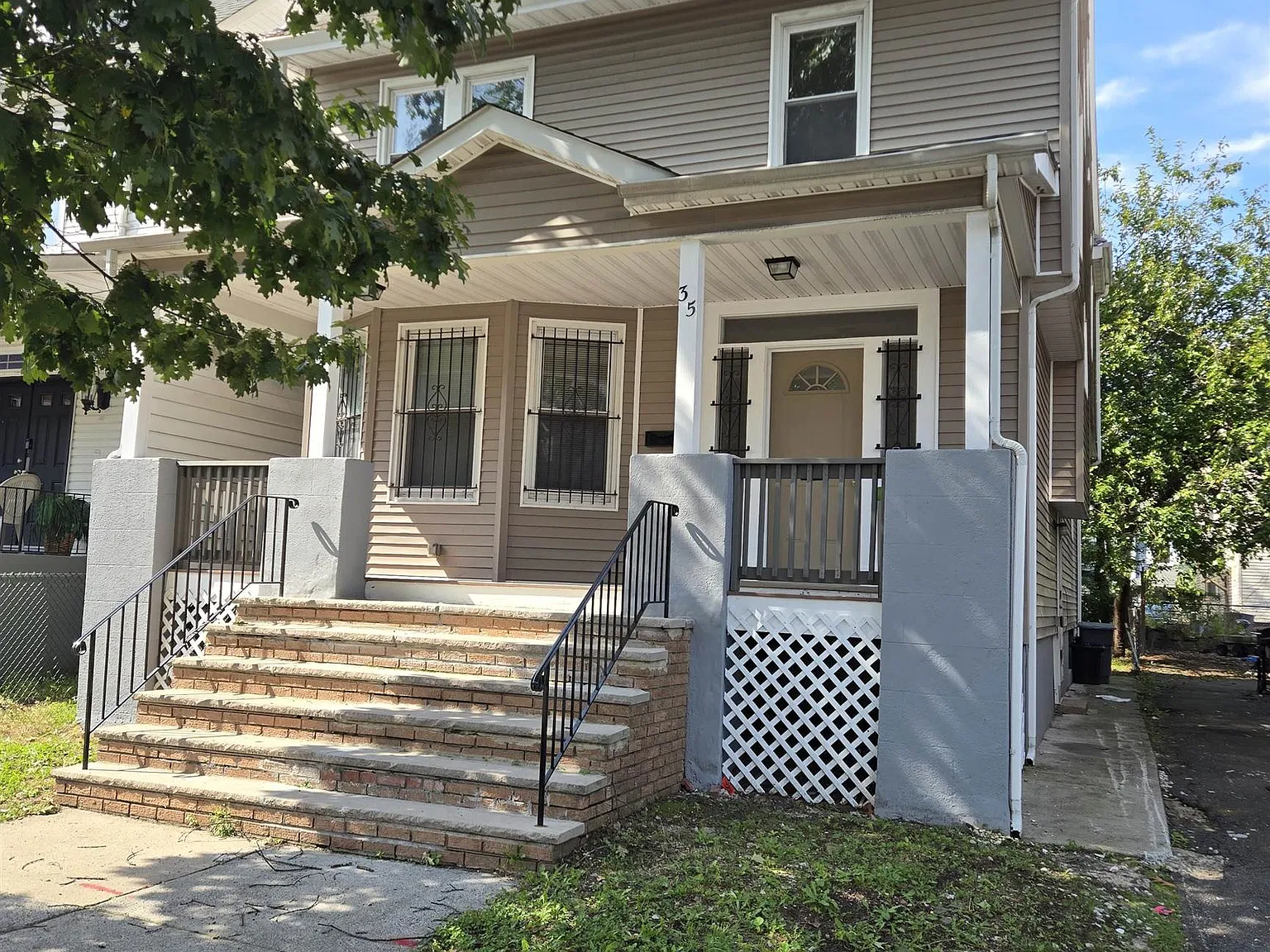 5 bed, 2.0 bath, 1600 sqft, $3,200 — Photo 1