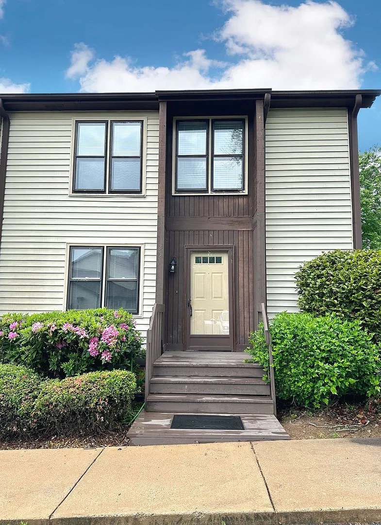 3 BR 2 1/2 BA Townhome with Community Pool — Photo 1