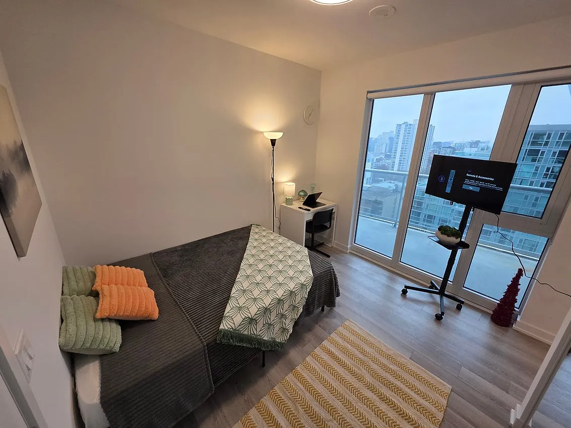 Master Room - Dundas St West & Simcoe St — Photo 1