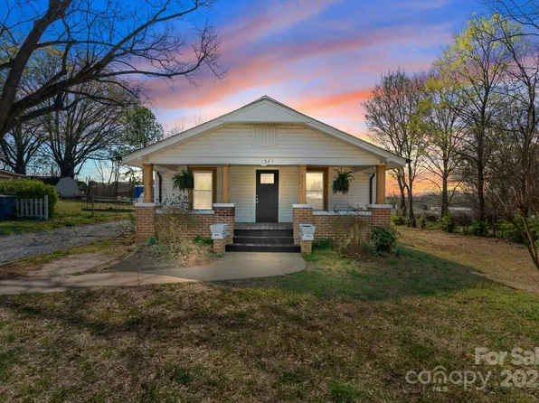 1545 7th Avenue Dr SW, Hickory, NC 28602