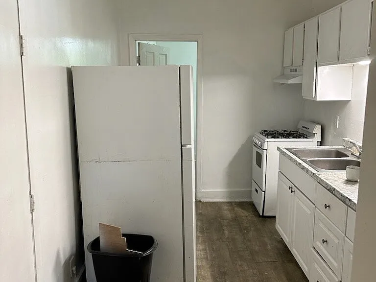 117 E 3rd St — Photo 2