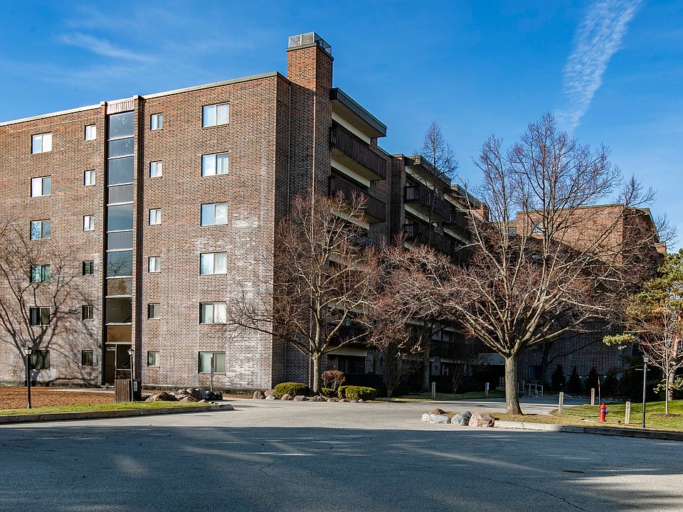 1st image of 920 Vose Dr APT 401