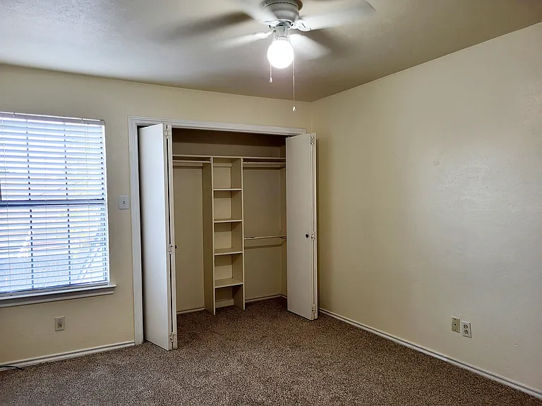 2424 Lakeview Cir — Photo 11