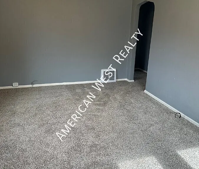 527 N Clark St — Photo 2