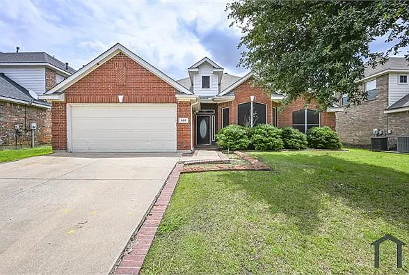 606 Primavera Dr — Photo 2