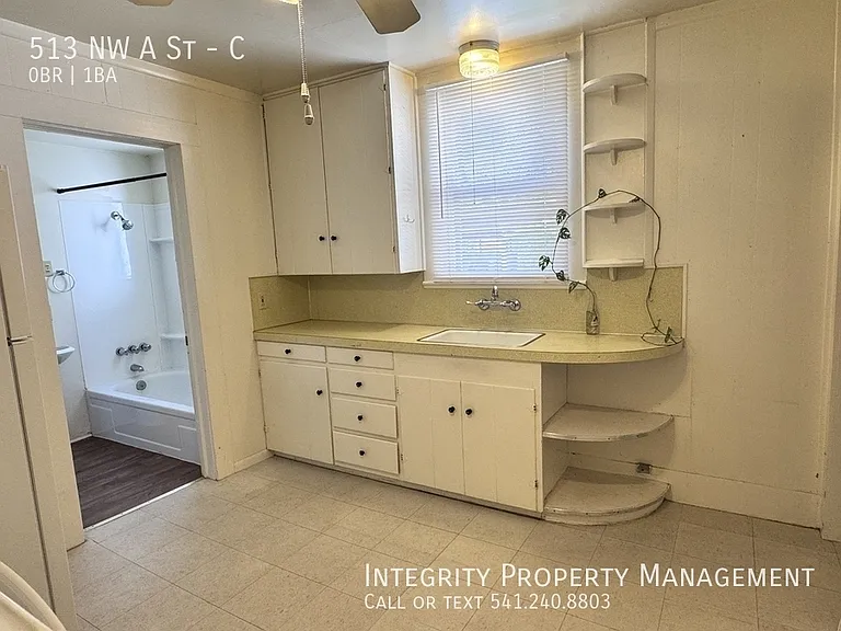 513 NW A St #C — Photo 14