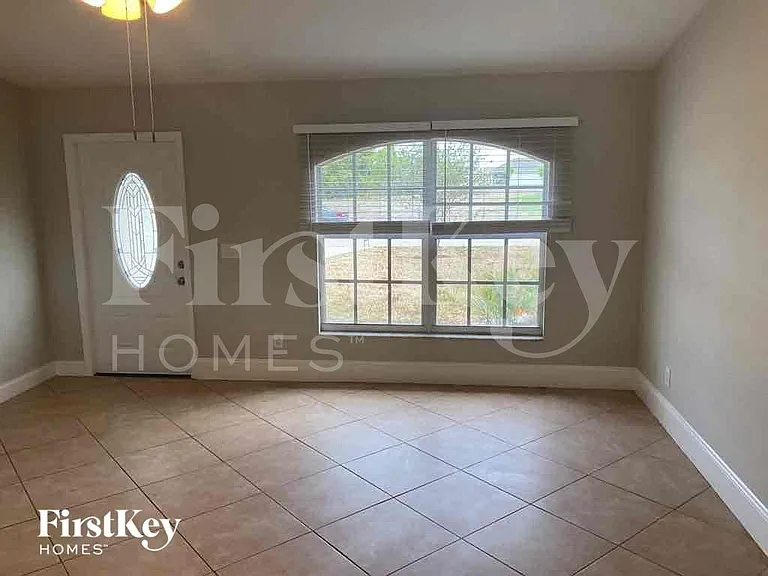 1822 NW Embers Ter — Photo 2