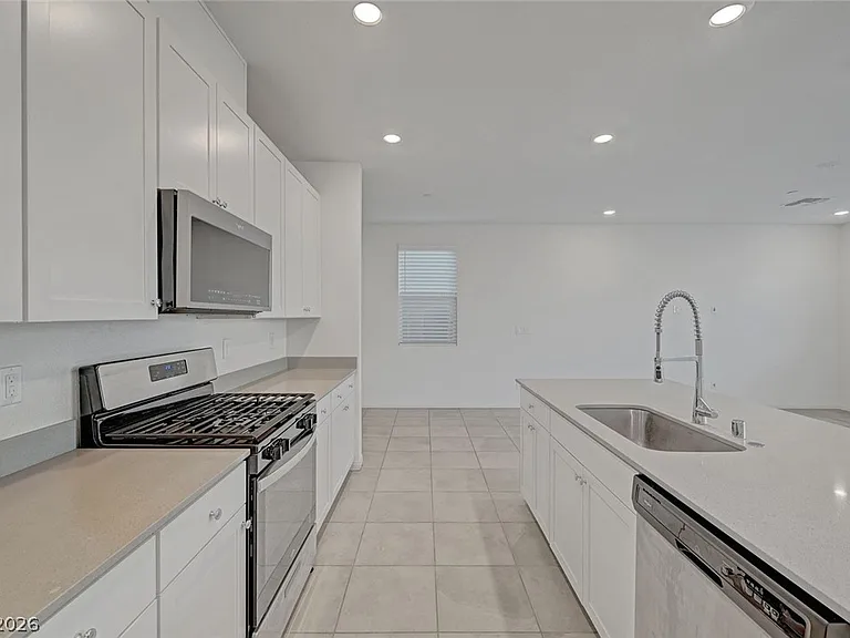 8454 Vacarez Dr — Photo 18