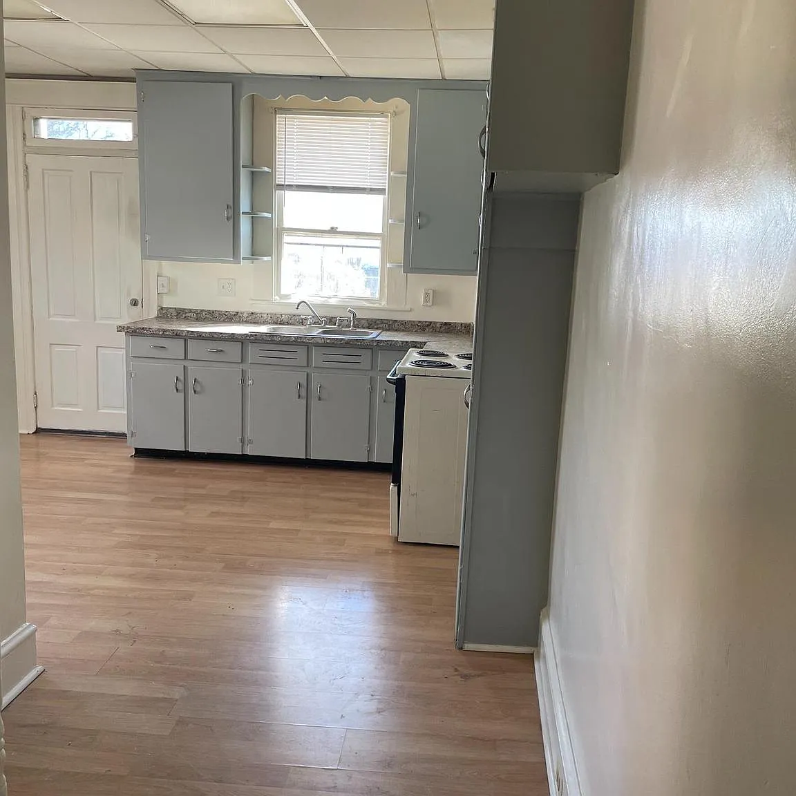 3 bed, 1.0 bath, 2640 sqft, $1,700 — Photo 3