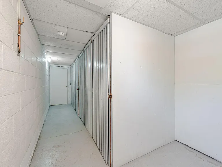 Brooklane Manor Apartments — Photo 77