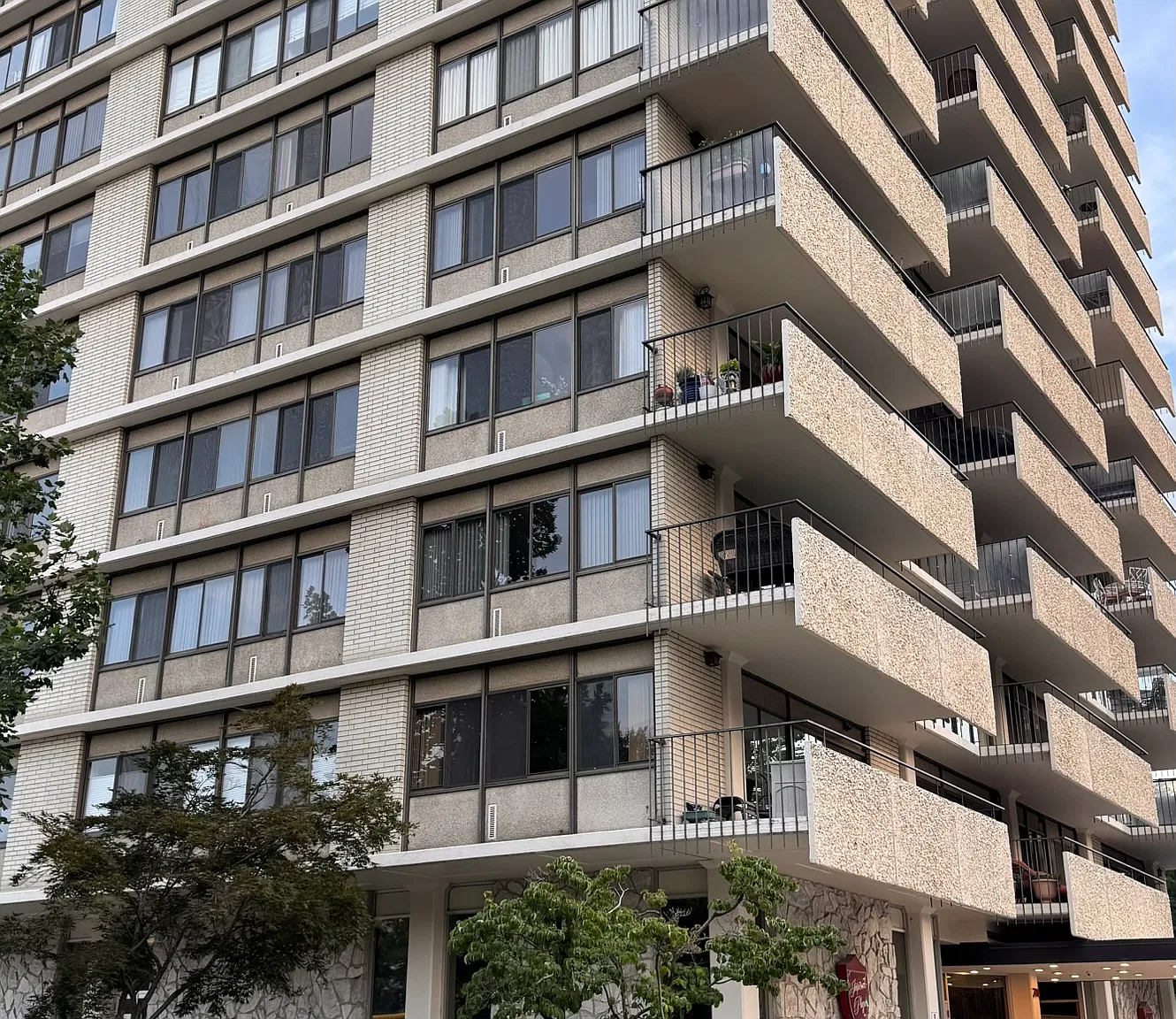 2 bed, 973 sqft, $2,400 — Photo 1