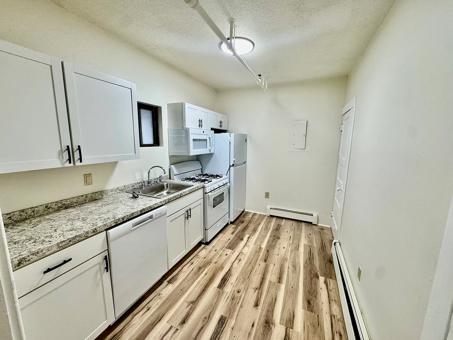 3 bed, 1200 sqft, $1,659 — Photo 2