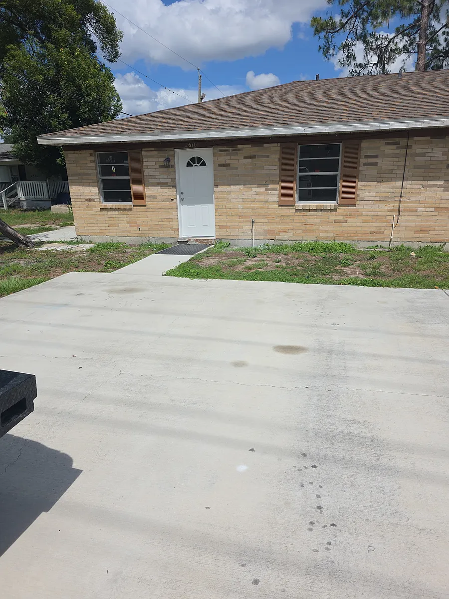 Front entrance with large driveway - 2610 S San Gully Rd #2610