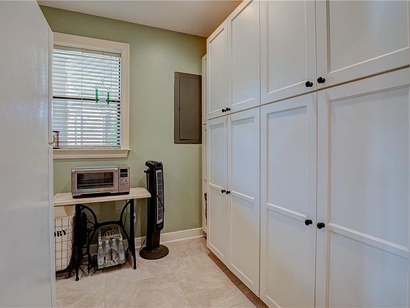 4th image of 19 Elmwood Dr