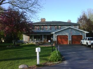 911 Holly Ct, Dundee, IL 60118