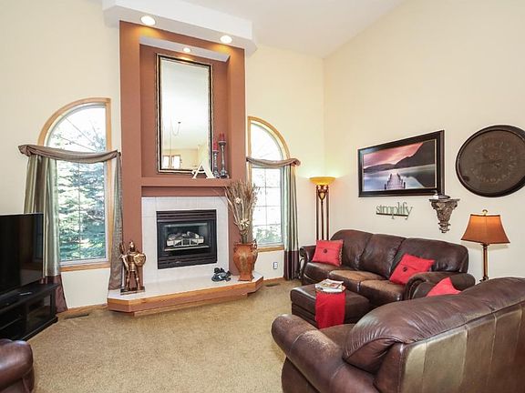 4th image of 10936 Oakwood Ln N