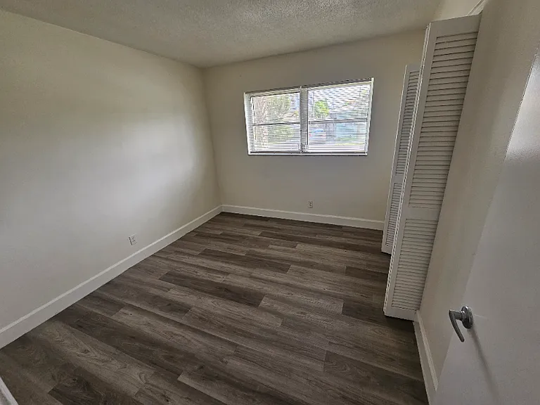 236 SE 9th Ave — Photo 5
