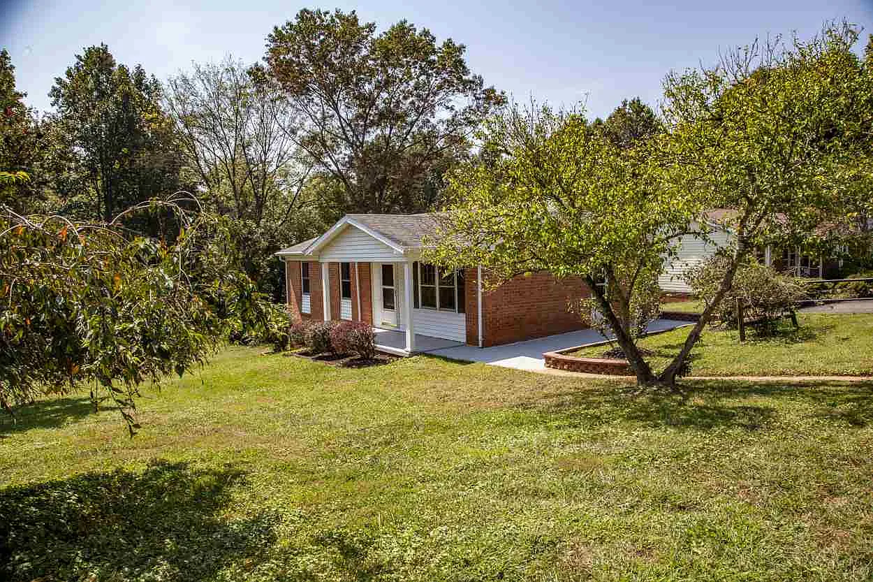 200 Saint Ives Rd photo 1