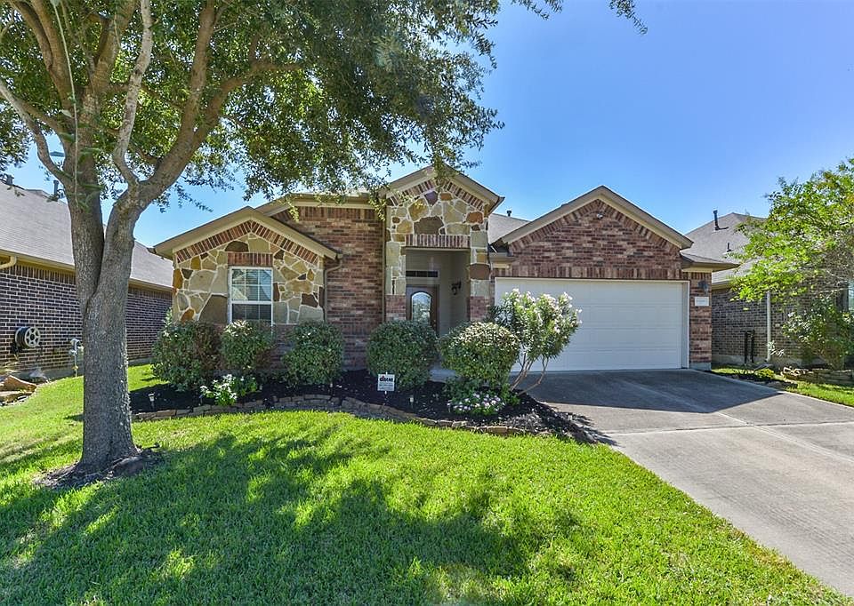 Come view this beautiful home located at 21535 Prairie Crest Sr. in Long Meadow Farms.