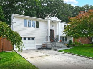 16 Crest Hill Court, Huntington Station, NY 11746