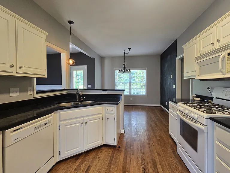 2565 Milton Ln — Photo 3