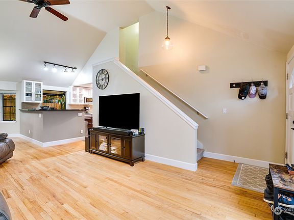 3rd image of 3607 Orchard St SE