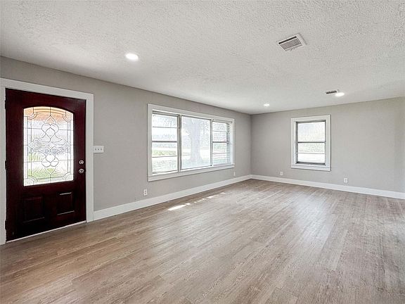 4th image of 2108 Ontario St
