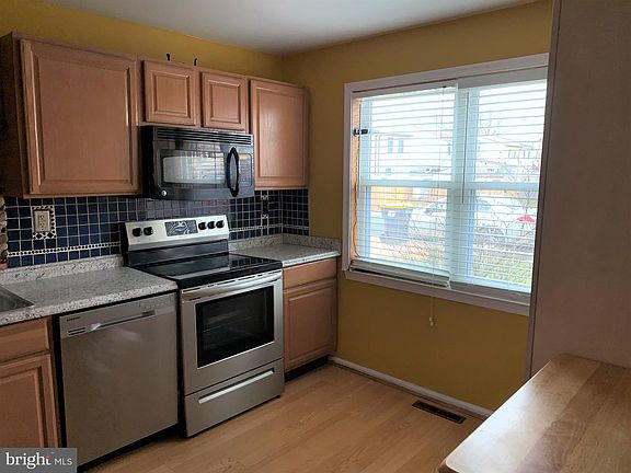 3rd image of 33 Bradley Dr