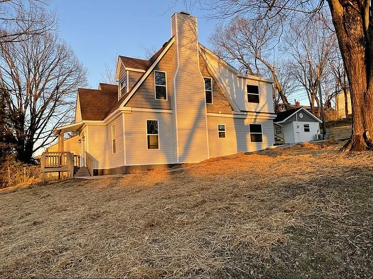 202 E Columbia Ave — Photo 4