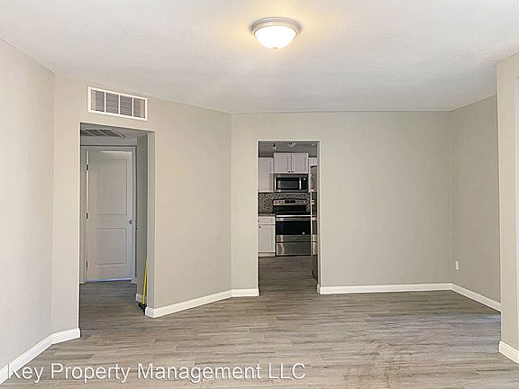 4th image of 1021 E Oakey Blvd