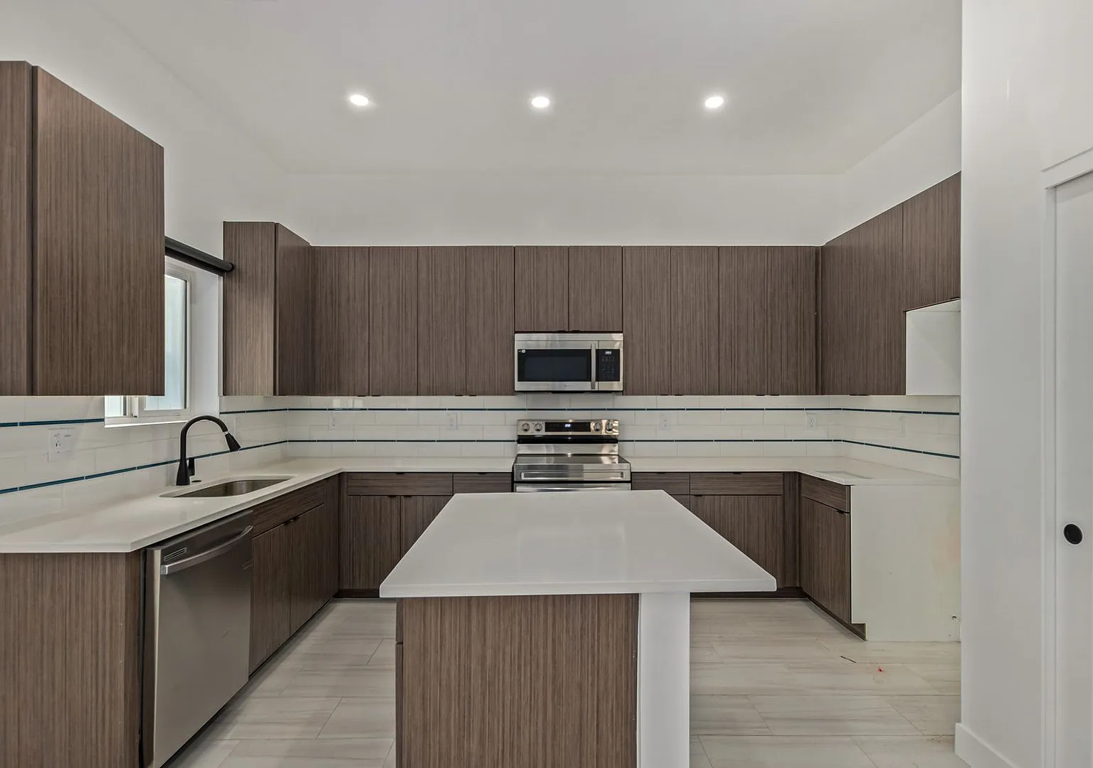3 bed, 2.5 bath, 1650 sqft, $3,095 — Photo 4