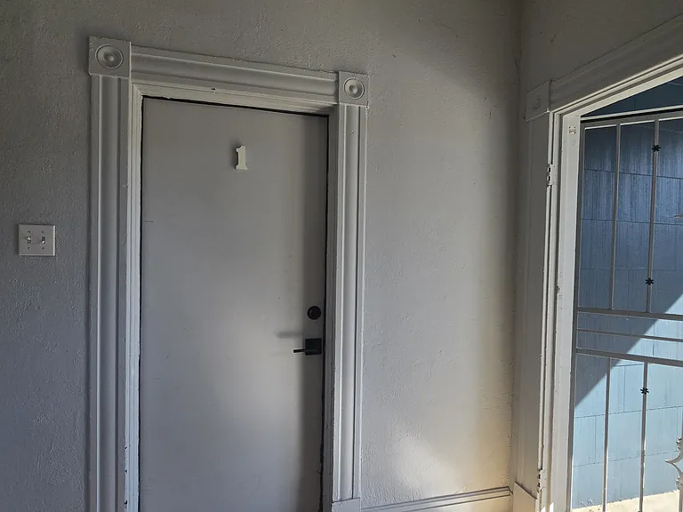 517 S Grape St #1 — Photo 3