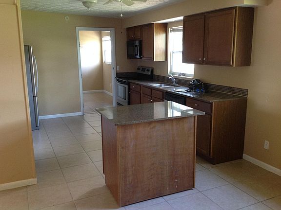 3rd image of 550 Royal Palms Dr