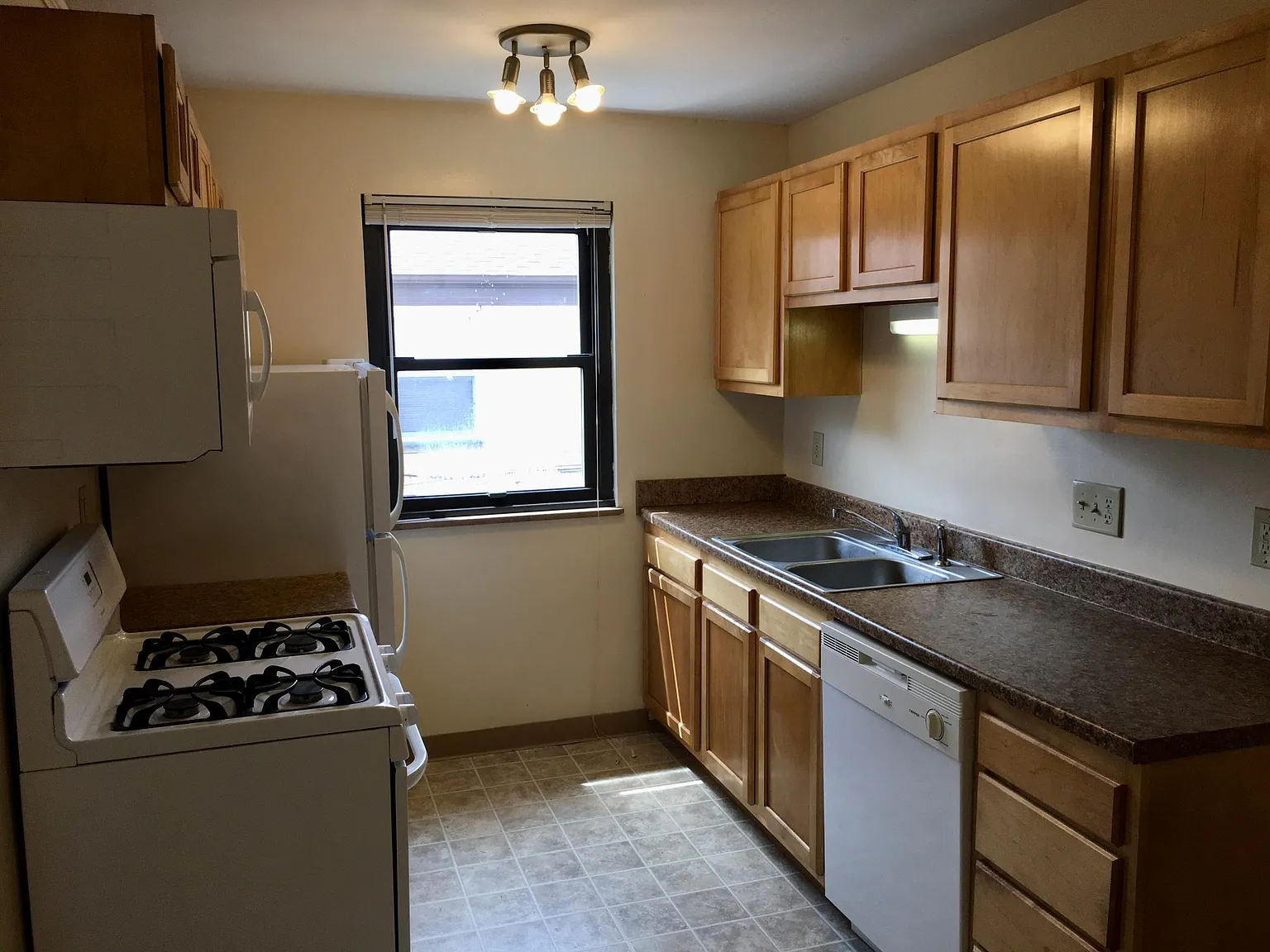 4657 N High St — Photo 4