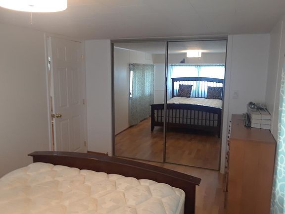 Front bedroom / closet