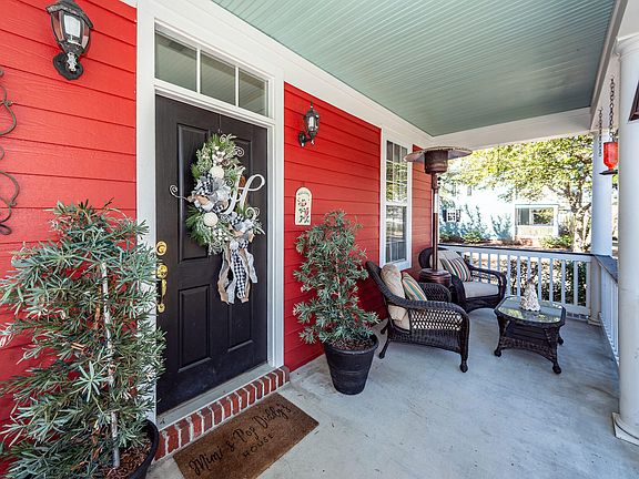 2nd image of 400 Hydrangea St