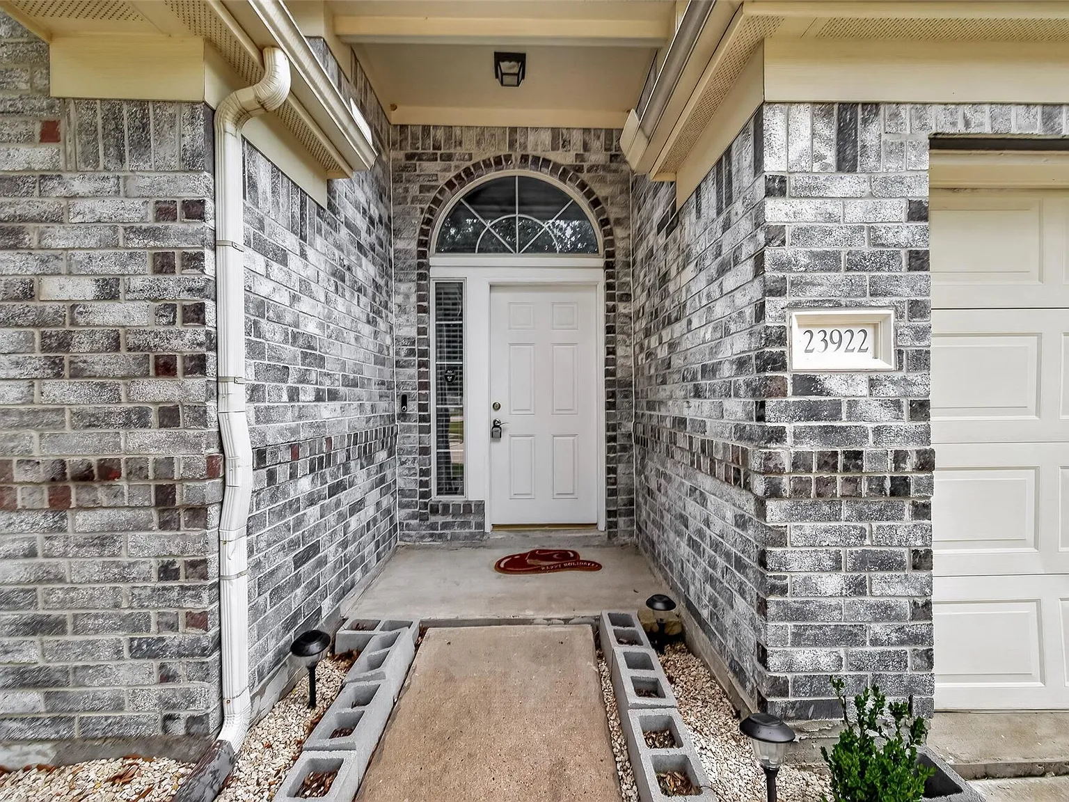 4 bed, 2.0 bath, 2364 sqft, $2,200 — Photo 2
