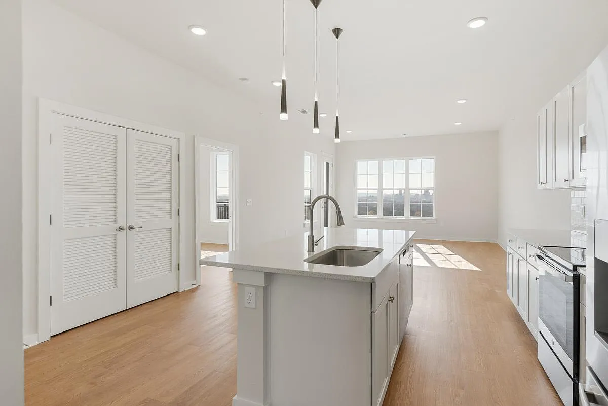 2 bed, 1240 sqft, $2,400 — Photo 1
