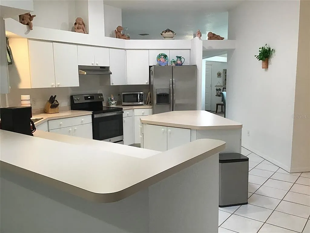 3 bed, 2.0 bath, 1999 sqft, $3,000 — Photo 2