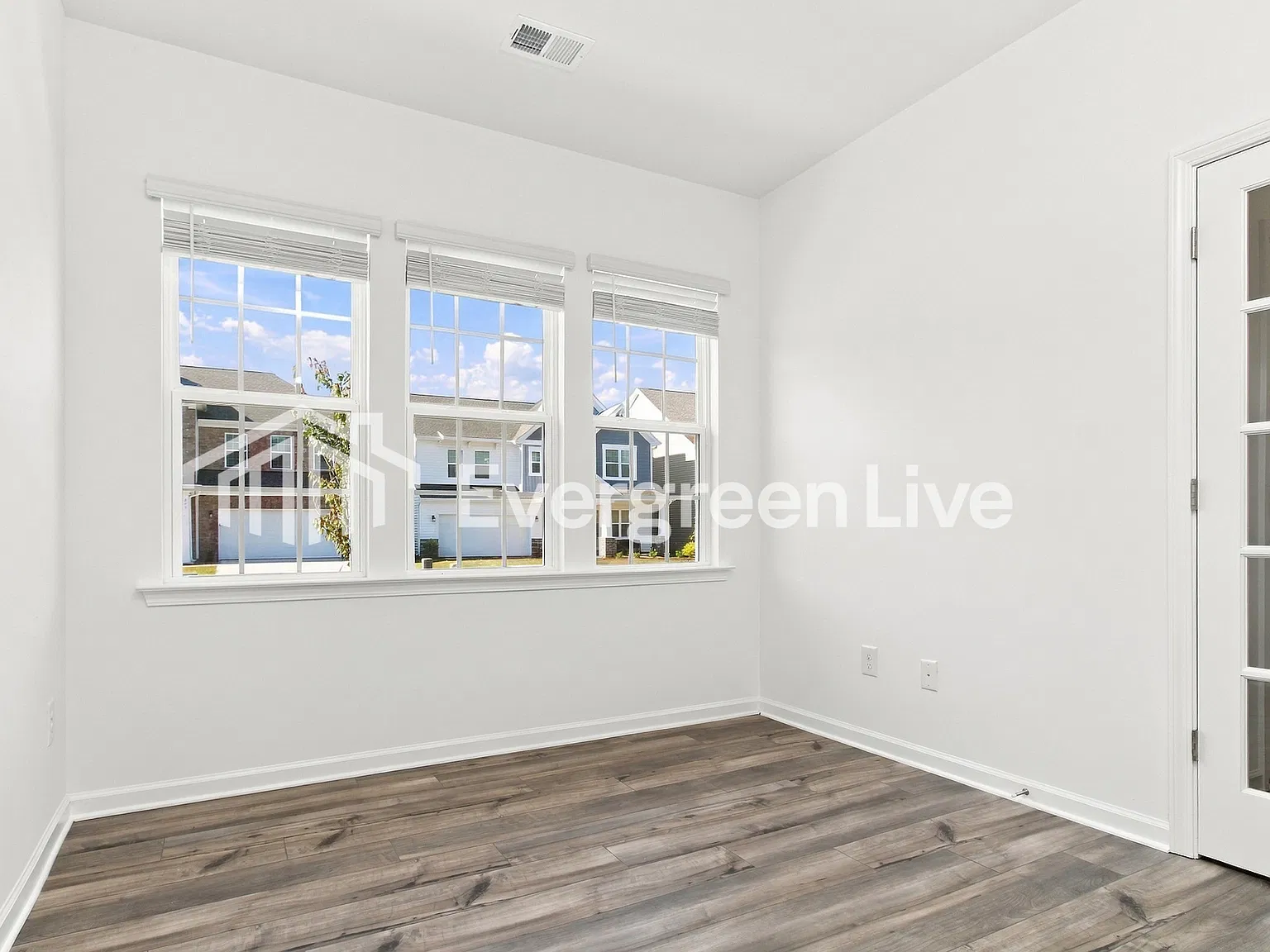 4 bed, 2.5 bath, 2649 sqft, $2,130 — Photo 3
