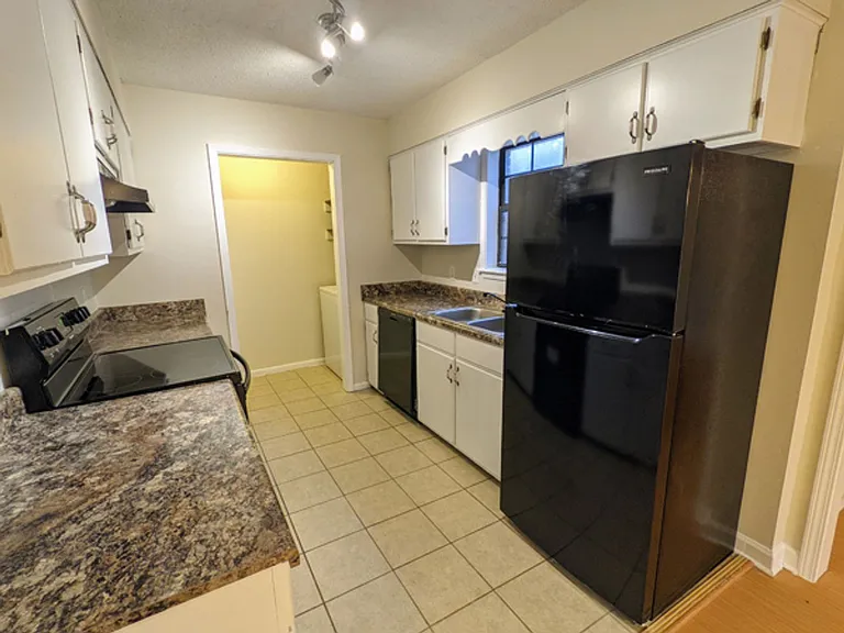 1860 Skyline Dr — Photo 9
