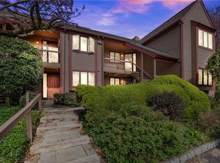302 Eagle Bay Dr, Ossining, NY 10562