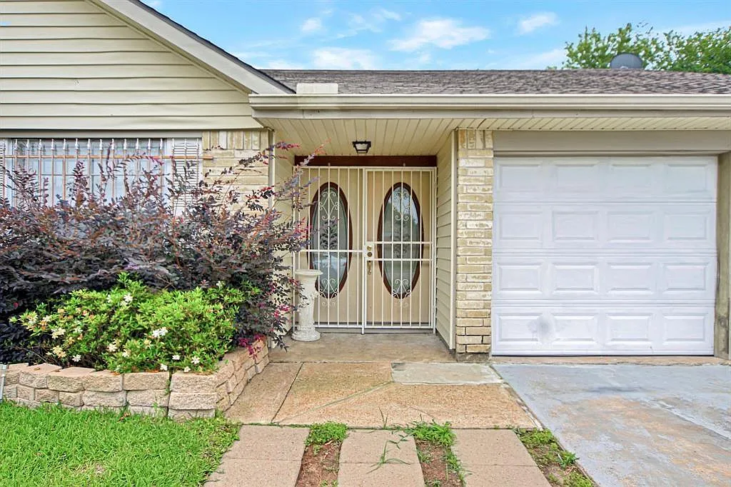 3 bed, 2.0 bath, 1963 sqft, $2,200 — Photo 2