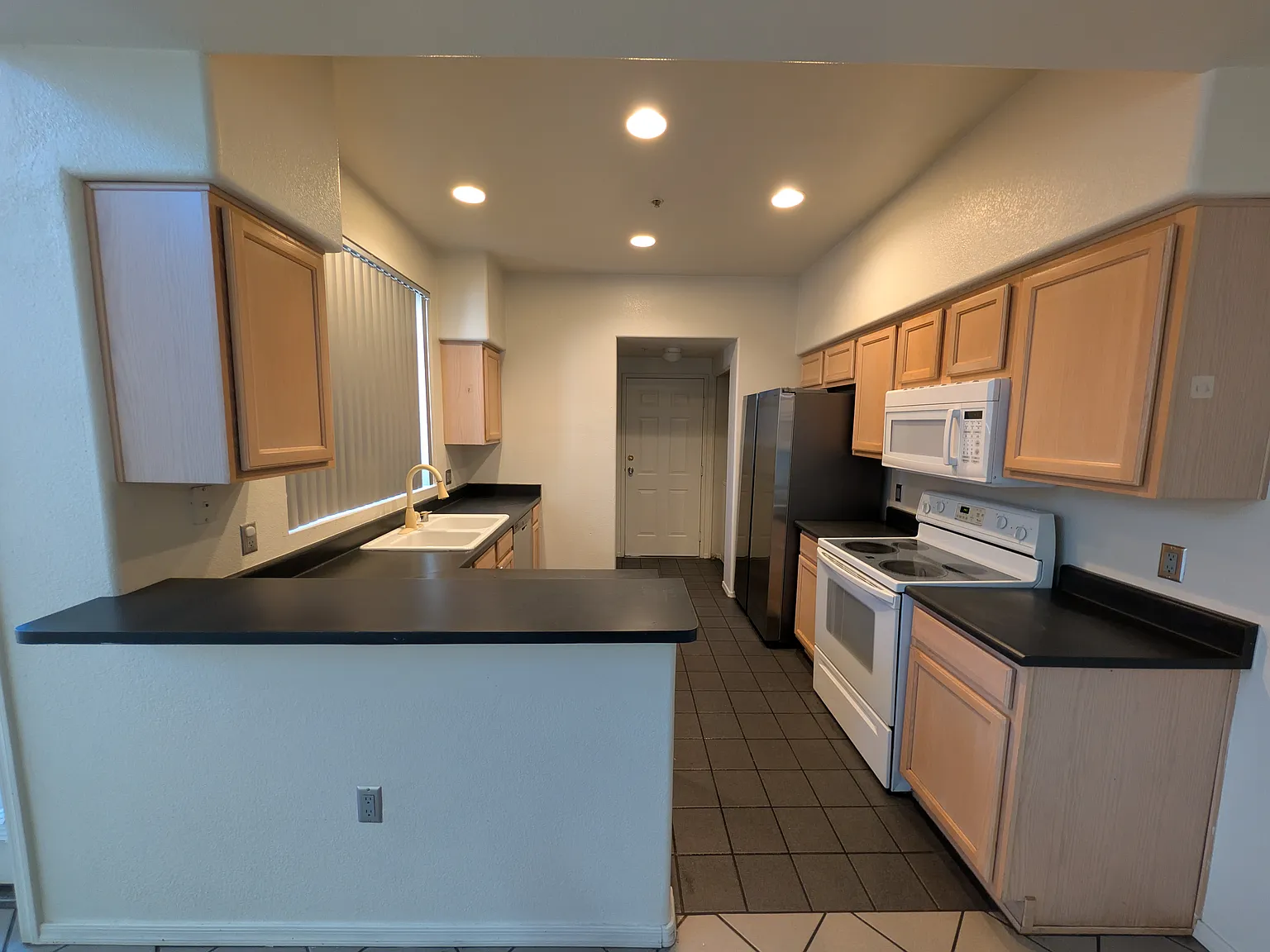 3 bed, 1413 sqft, $2,100 — Photo 4