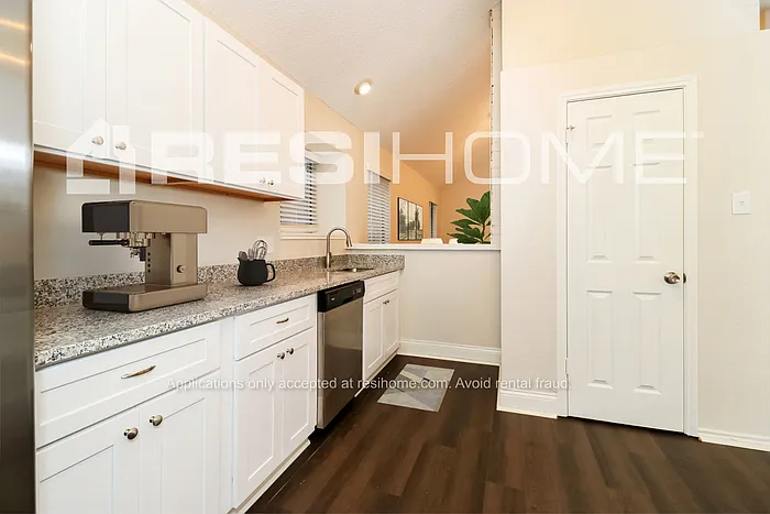 809 Ashmount Ln — Photo 4