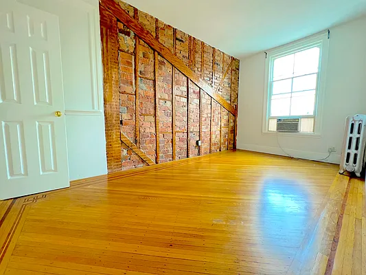 Rented by Capri Jet Realty Corp | media 9