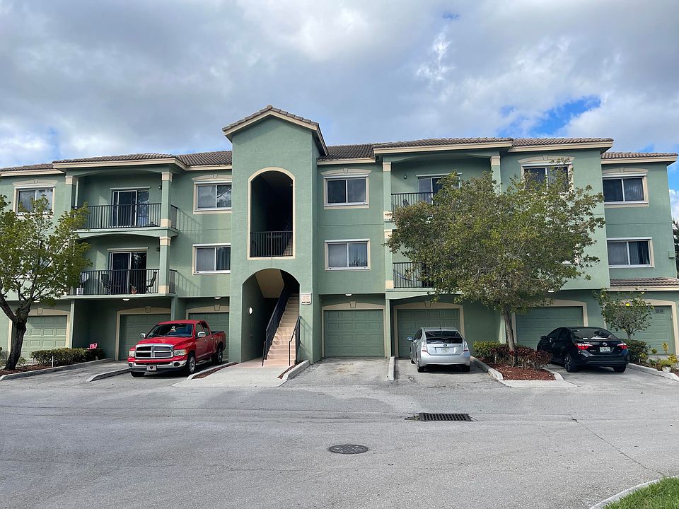 1st image of 330 Crestwood Cir