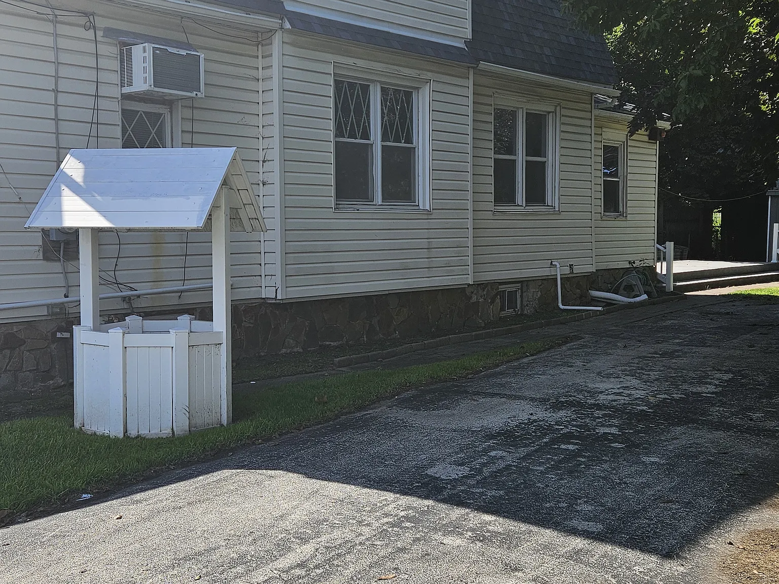 3 bed, 1.5 bath, 1380 sqft, $1,975 — Photo 2