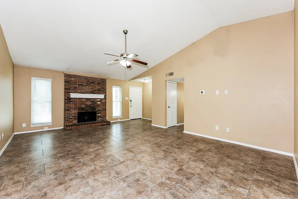 3 bed, 2.0 bath, 1569 sqft, $2,060 — Photo 3