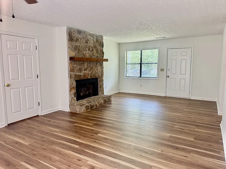 4044 Woodbridge Ct — Photo 3